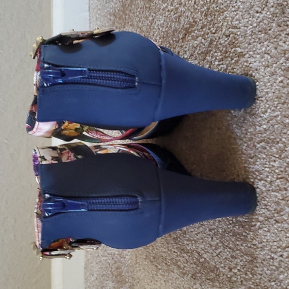 Qupid Blue Floral Wedge - 7.5 - Picture 3 of 6